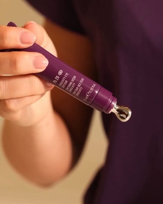 Ridurre l’età biologica della pelle significa prendersi cura delle zone chiave, …