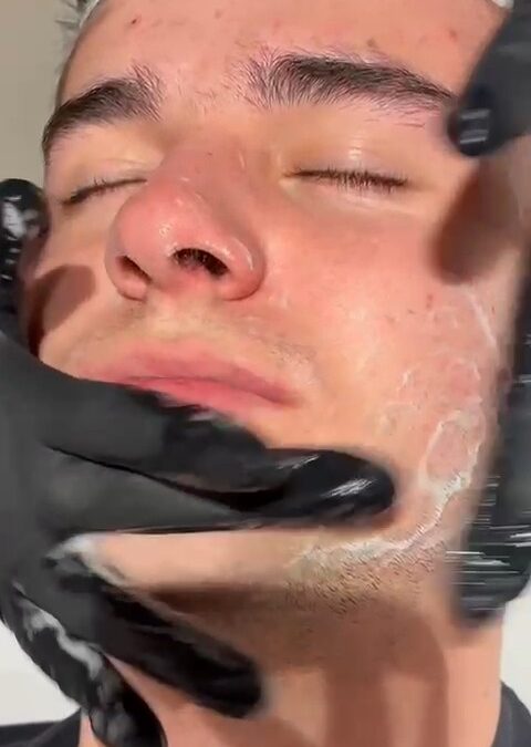 Brufoli, pelle lucida e segni dell’acne?

Scopri AGE REVERSE MESOPEELING protoc…